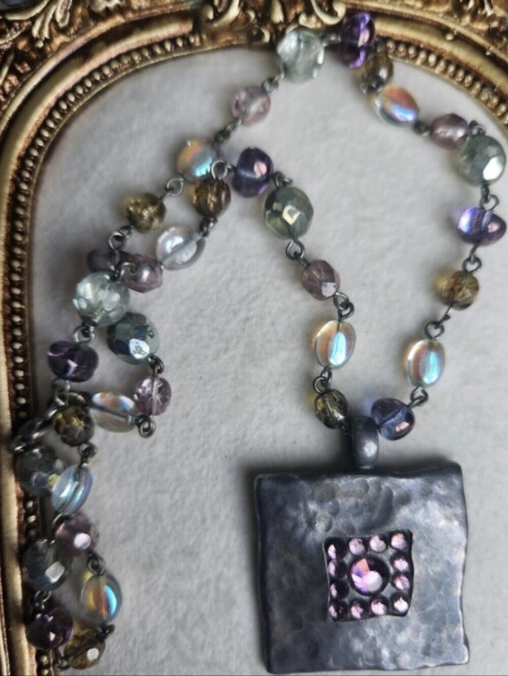 VTG Signed AVGAD Iridescent Glass & Hammered Metal Pendant Necklace Pink Crystal